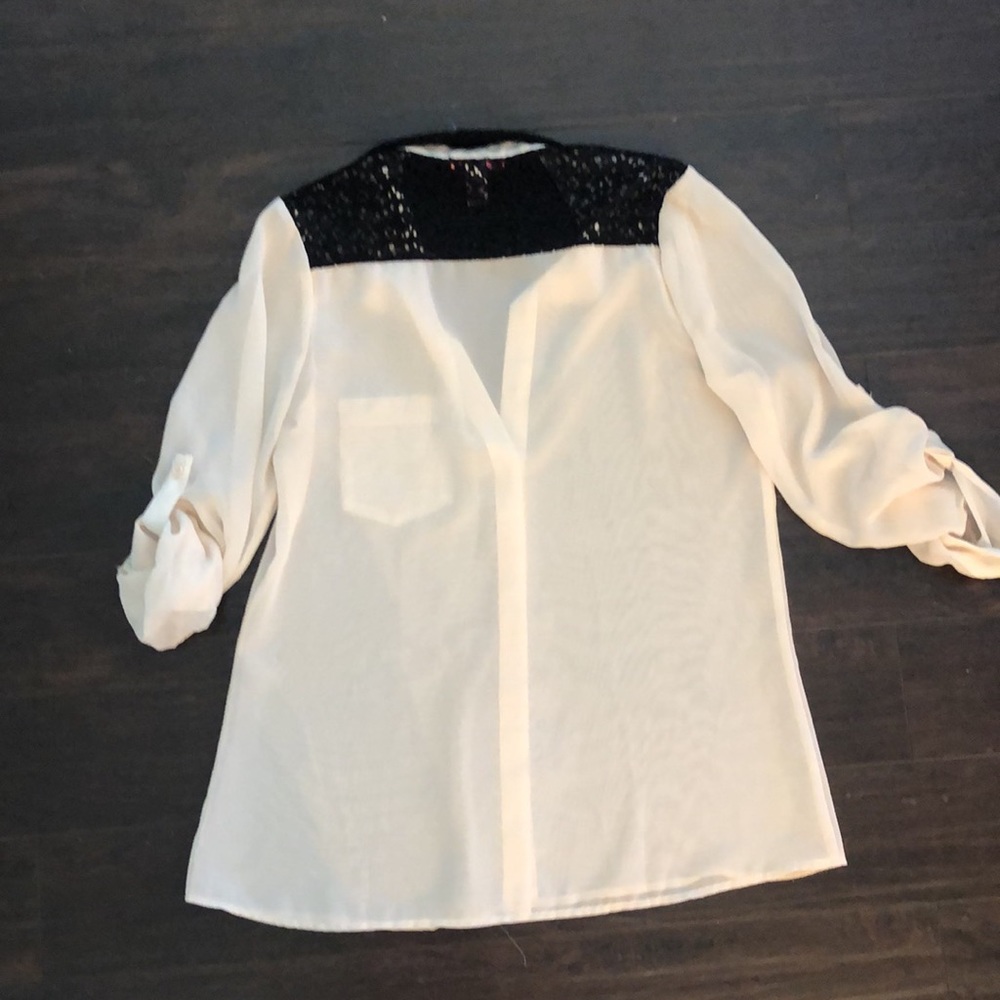 Beautiful sheer and lace button down blouse - Picture 4 of 5